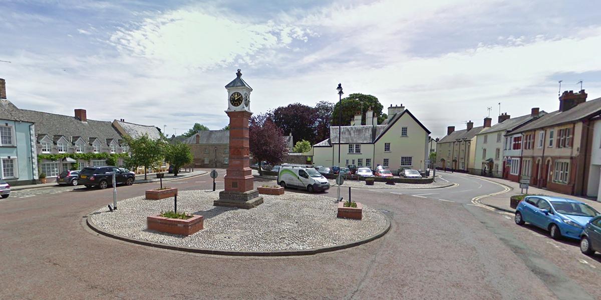 Brynbuga, Sir Fynwy.  Llun: Google Maps.