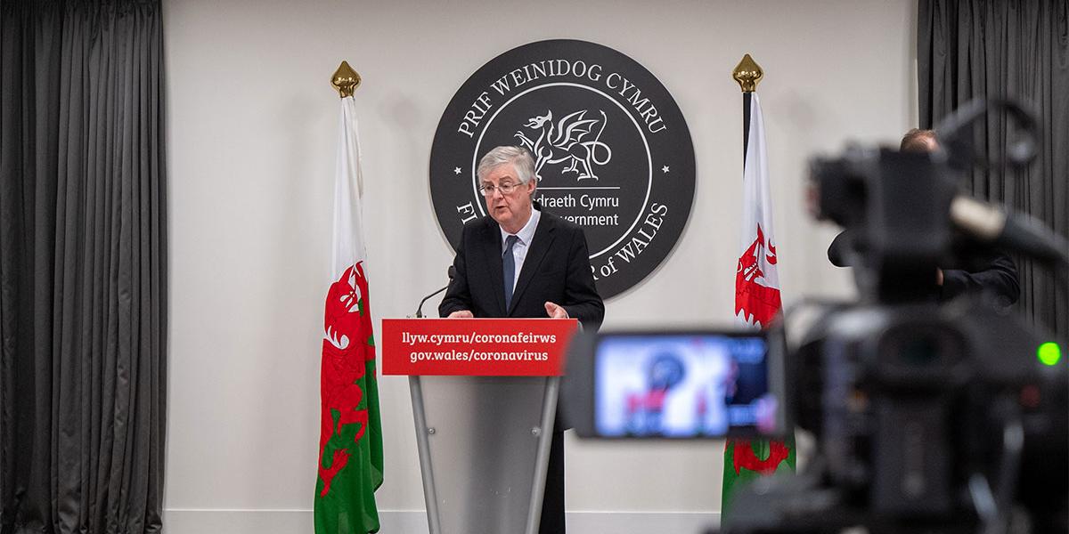 Y Prif Weinidog Mark Drakeford, yn arwain cynhadledd Llywodraeth Cymru.
