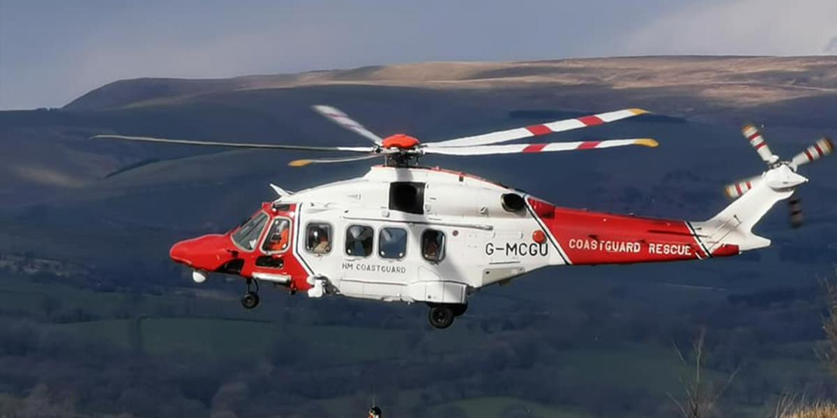 Hofrennydd yn cyrraedd Powys.