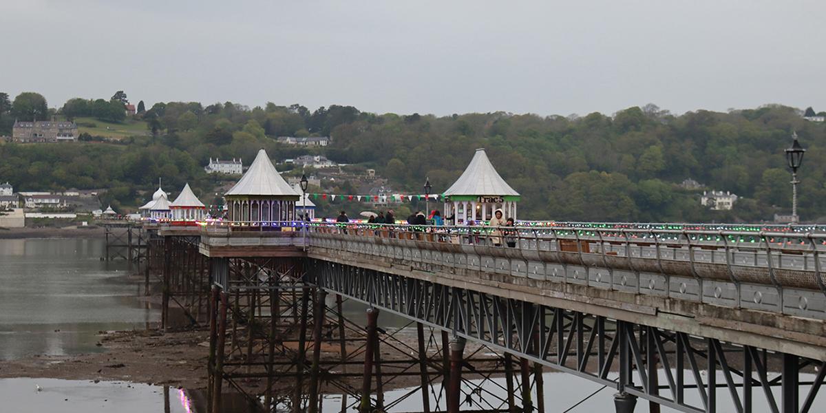 Pier Bangor wedi oleuo