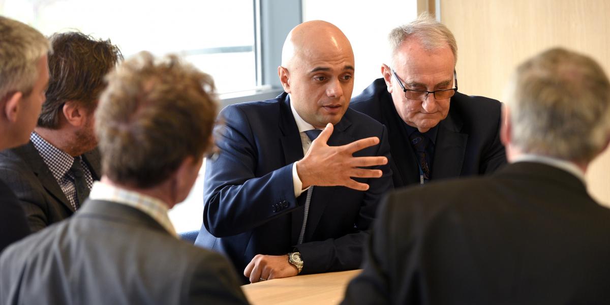 Sajid Javid yn trafod