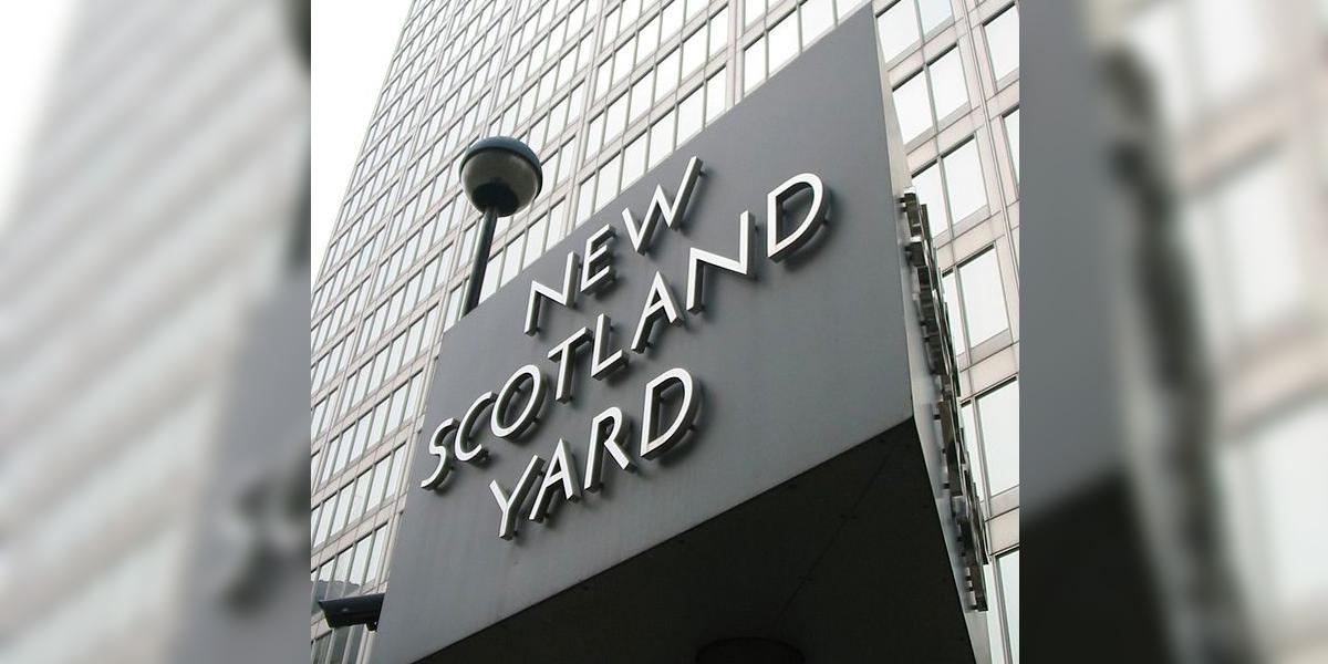 Arwydd New Scotland Yard, Heddlu'r Met, Llundain