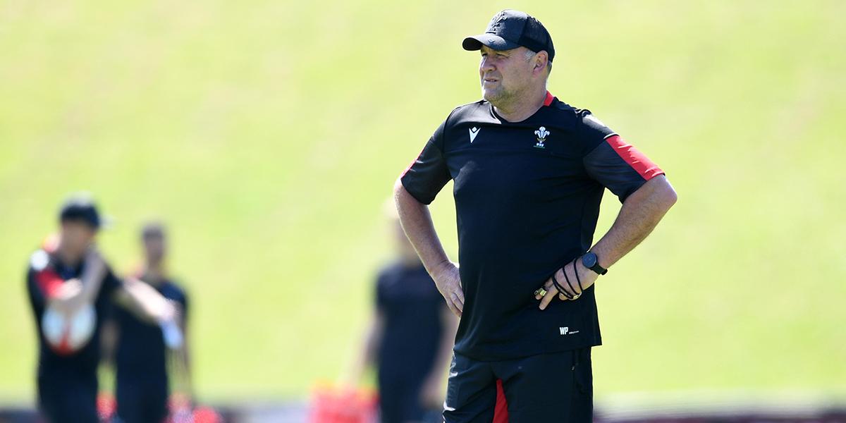 Wayne Pivac ar y cae ymarfer