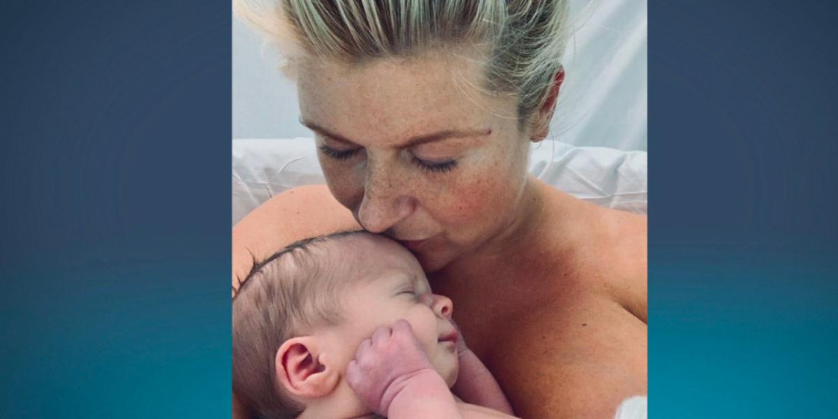Claire Timbrell gyda'i babi 