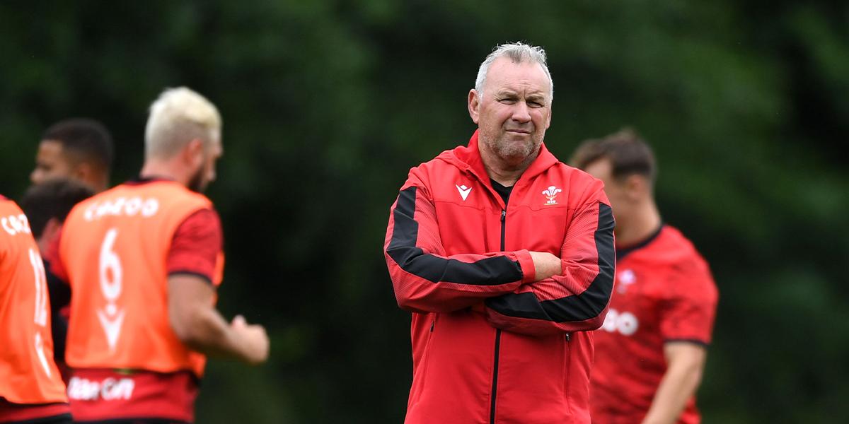 Wayne Pivac yn ystod ymarfer tîm rygbi Cymru