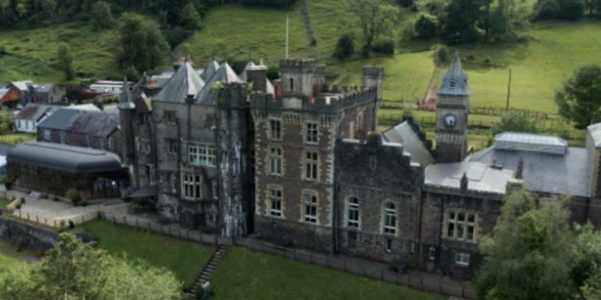 Llun o Gastell Craig-y-Nos a gafodd ei ddefnyddio fel ysbyty i blant 100 mlynedd yn ôl