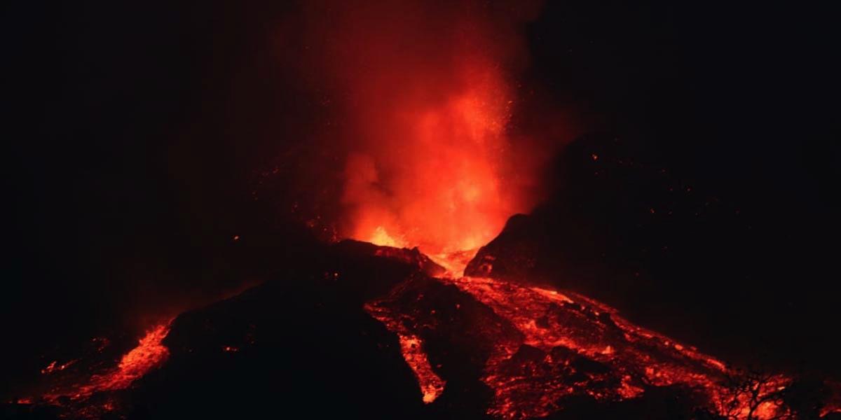 Llun o losgfynydd La Palma