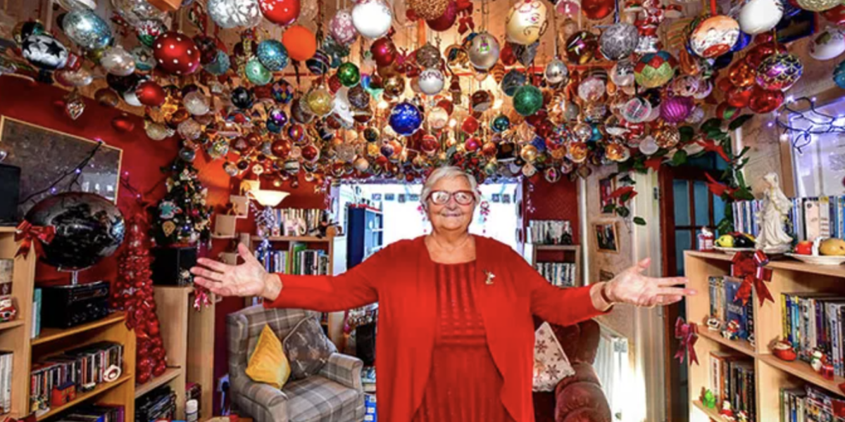 Sylvia Pope gyda'i harddurniadau Nadolig