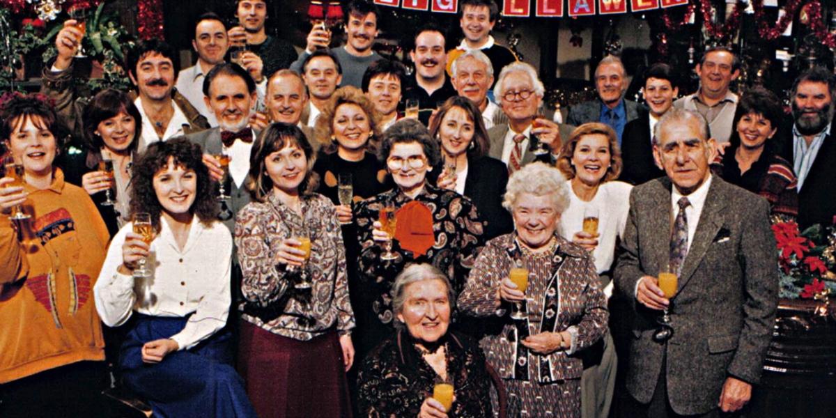 Llun o gast Pobol y Cwm yn dathlu yn y Deri Arms, Nadolig 1990
