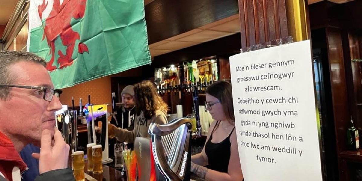 Arwydd Cymraeg yn yr Hen Lane Social Club yn Coventry