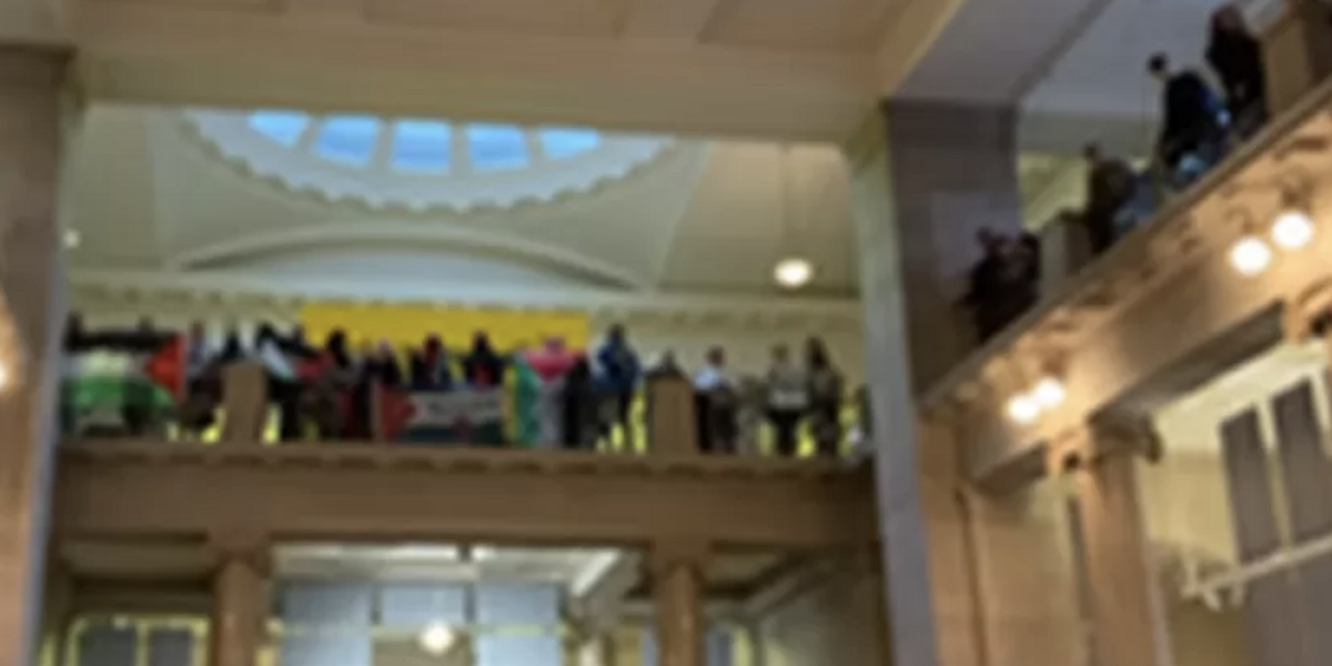 Protest yn Amgueddfa Genedlaethol Caerdydd