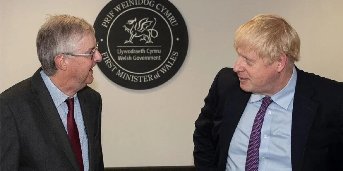 Mark Drakeford a Boris Johnson