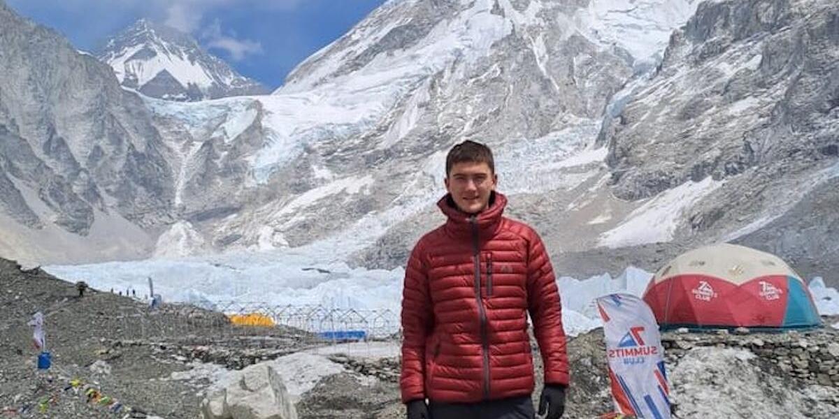 Ioan Jones yn Base Camp Everest