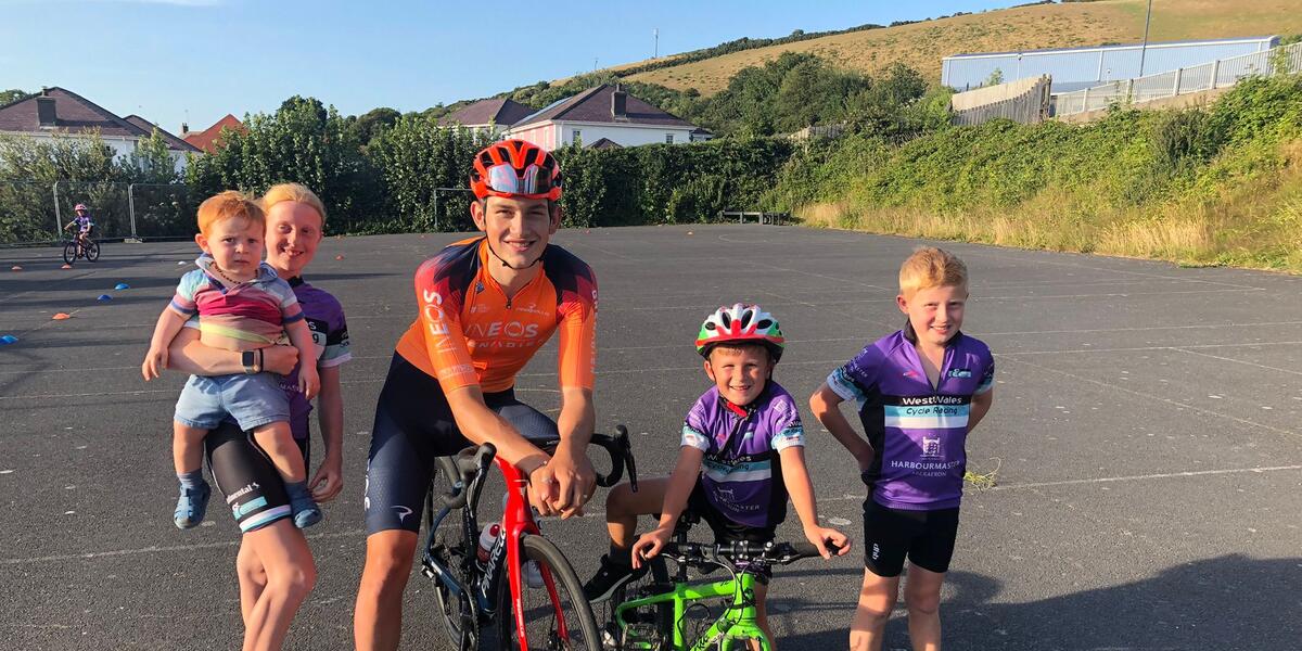 Josh Tarling yn ymweld gyda Chlwb Rasio Gorllewin Cymru yn Aberaeron