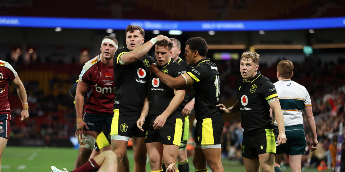 Chwaraewyr Cymru yn dathlu wedi i Kieran Hardy sgorio yn erbyn y Queensland Reds