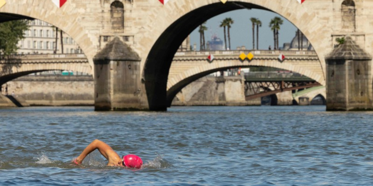 Nofio yn y Seine