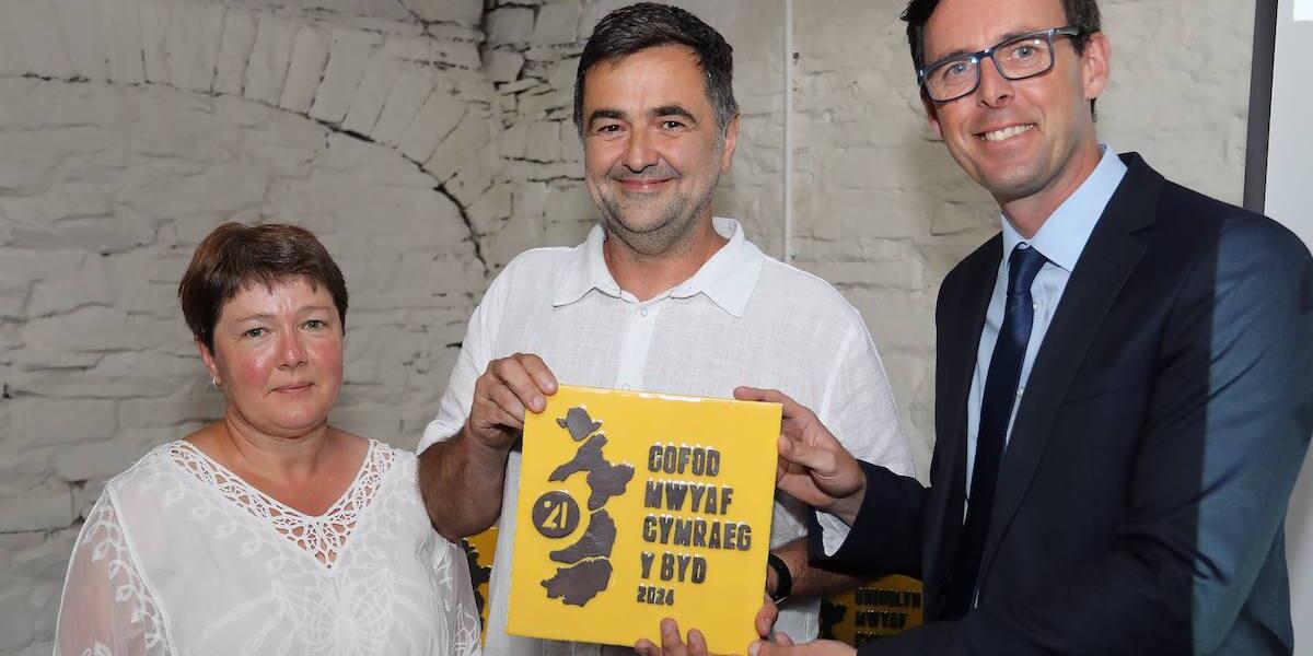 Gwobr Mwyaf Cymraeg y Byd Garth Newydd yn Llanbedr Pont Steffan