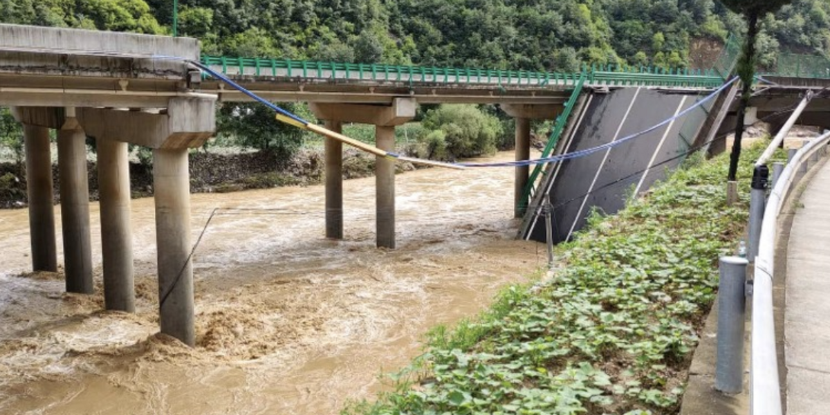 Pont wedi dymchwel yn China