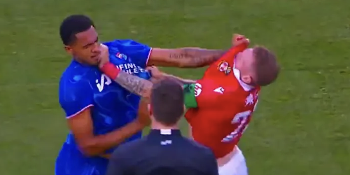 James McClean a Levi Colwill yn brwydro