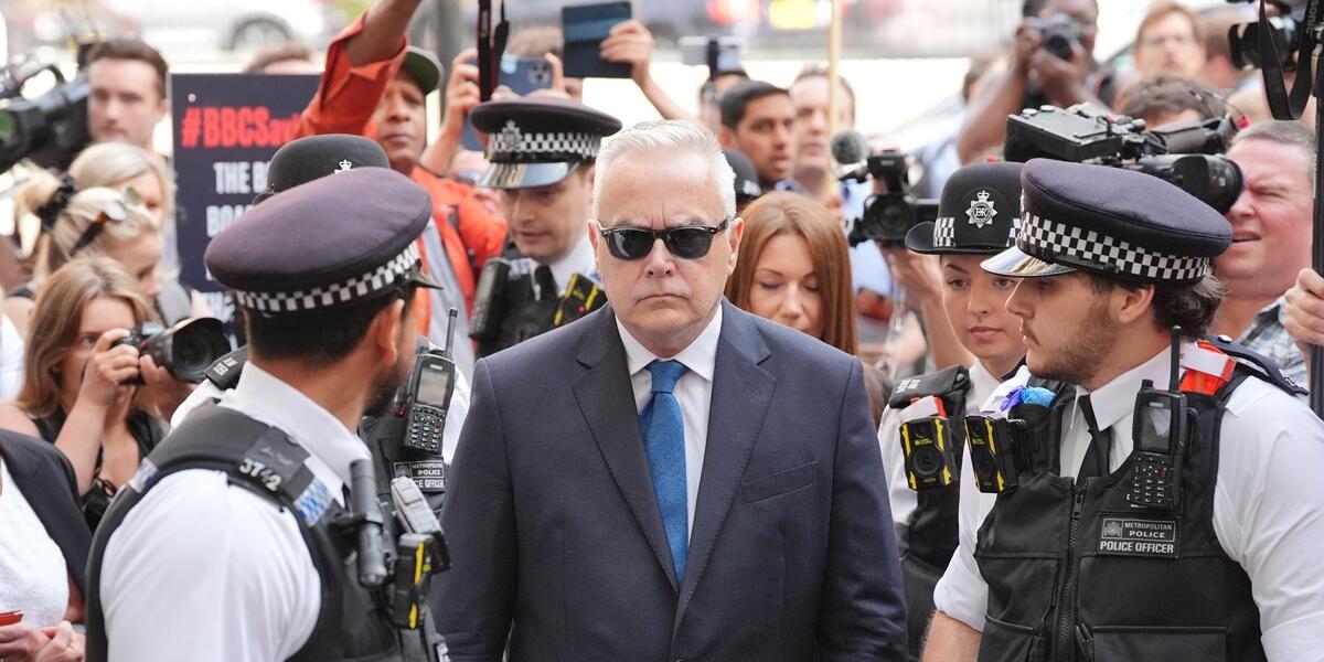 Huw Edwards o flaen llys