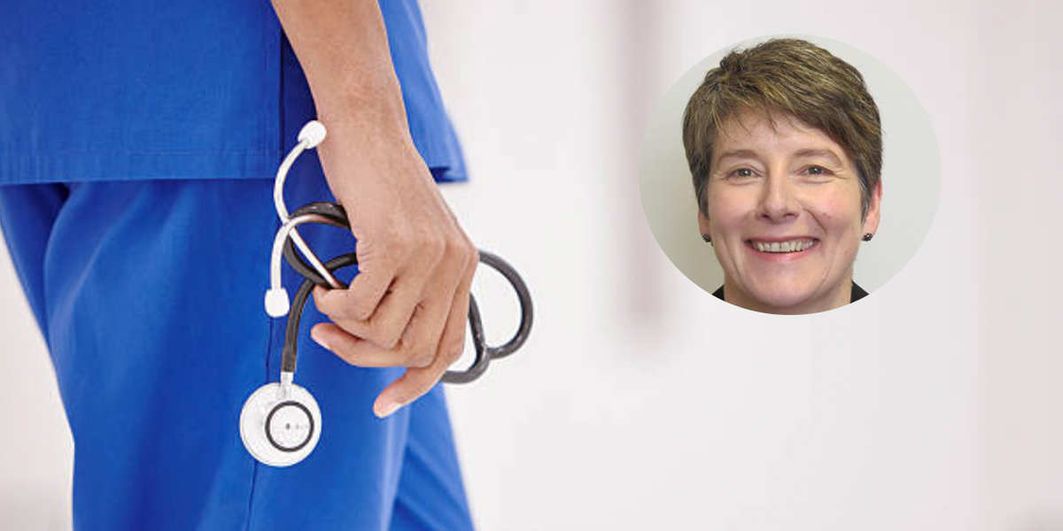 Doctor yn dal stethosgop a llun ar wahan o Michelle Morris