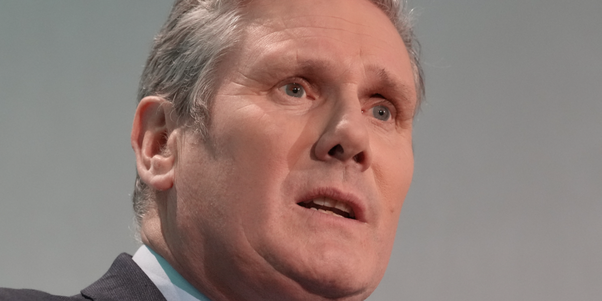 Keir Starmer yn siarad mewn cynhadledd yn 2023 