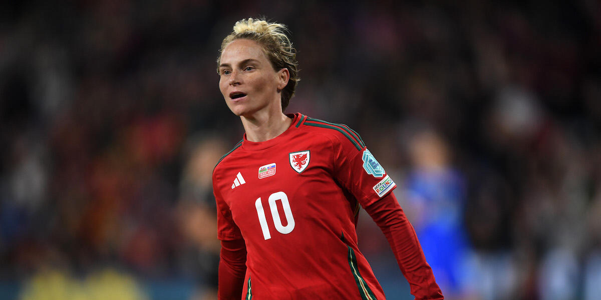 Jess Fishlock yn dathlu sgorio yn erbyn Slofacia