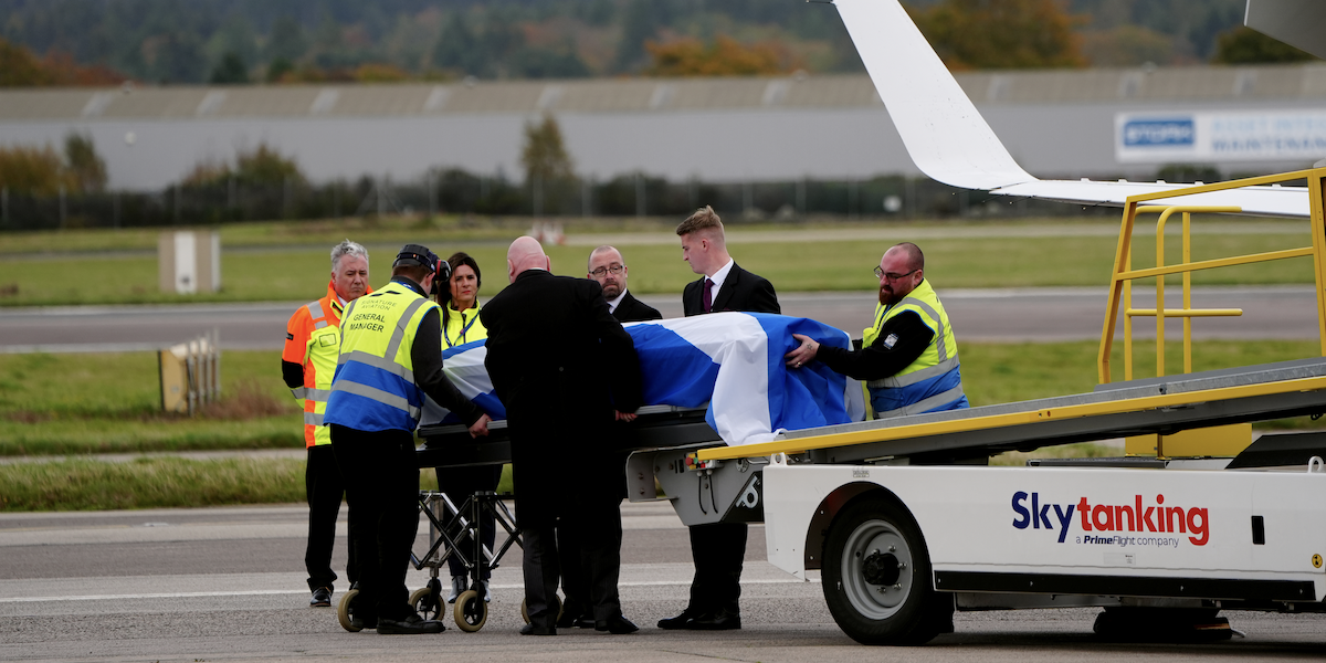Corff Alex Salmond yn dychwelyd i'r Alban