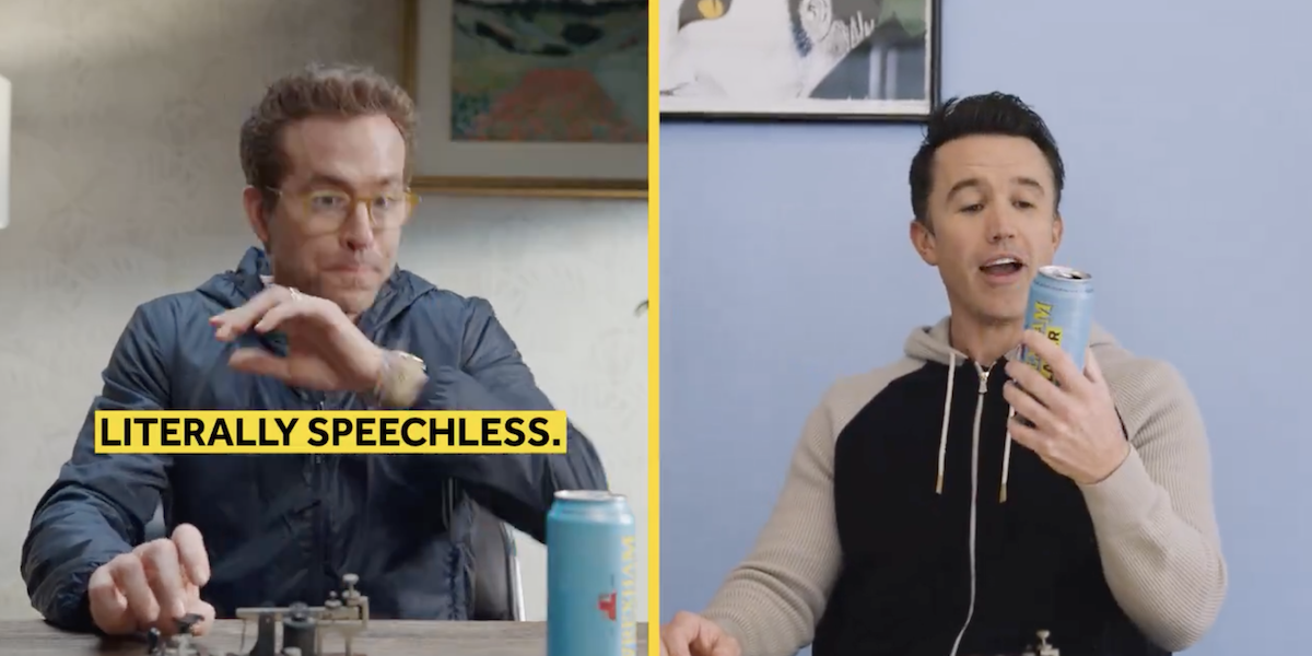 Ryan Reynolds a Rob McElhenney yn yfed Wrexham Lager