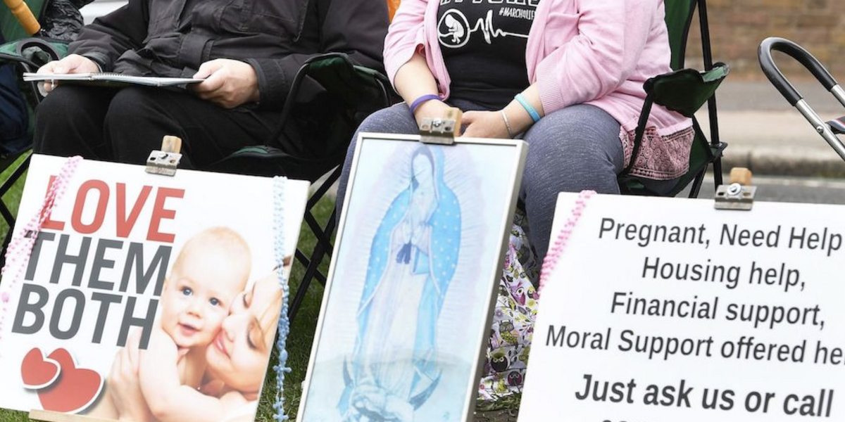 Protestwyr tu allan i glinig erthylu