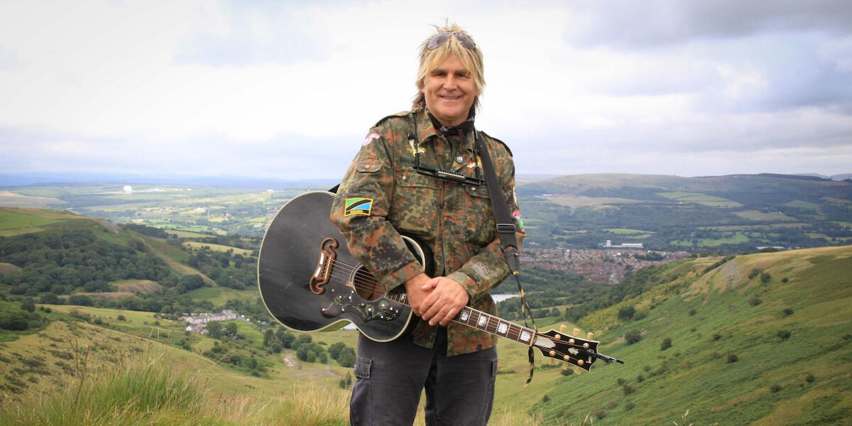 Mike Peters, prif leisydd band The Alarm