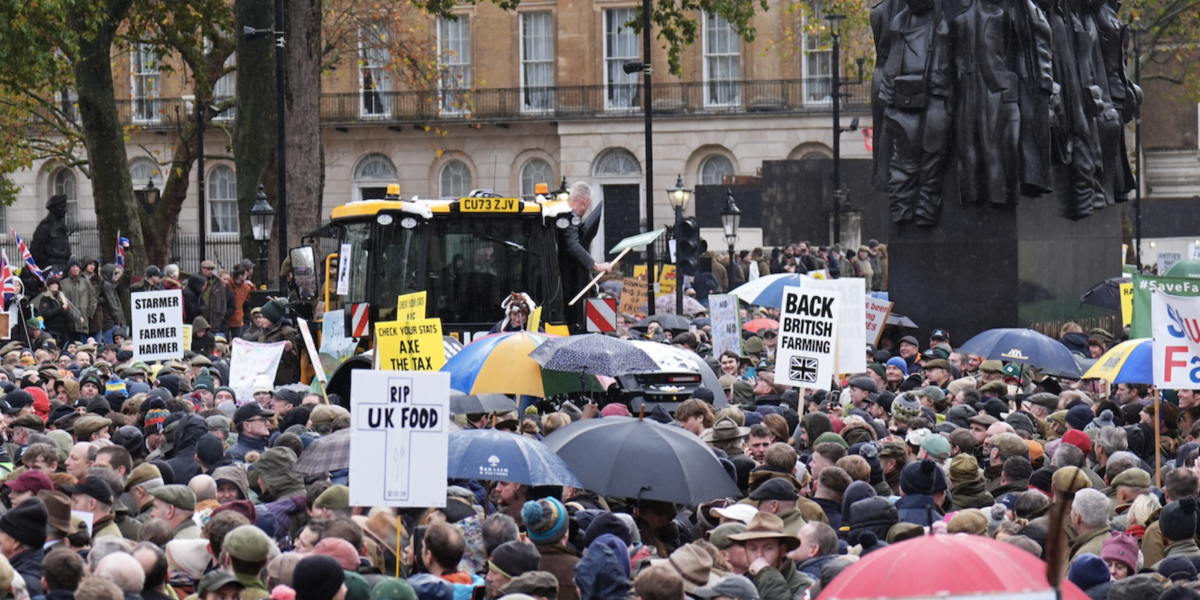 Protest ffermwyr.