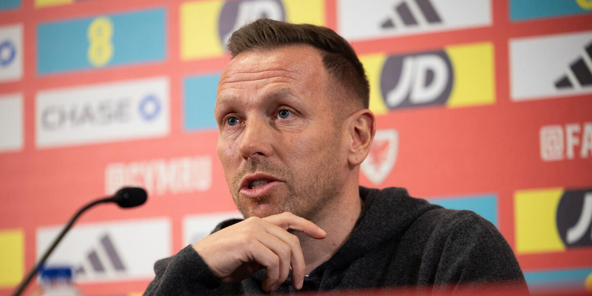 Craig Bellamy yn siarad mewn cynhadledd gyda'r wasg