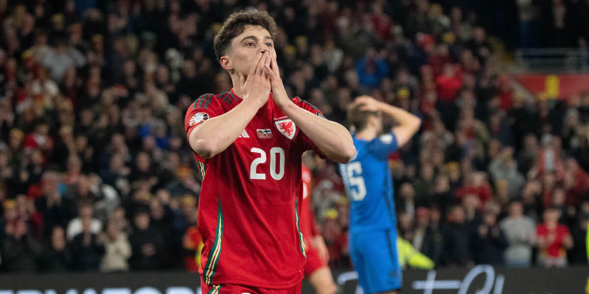 Daniel James yn dathlu sgorio i Gymru yn erbyn y Ffindir