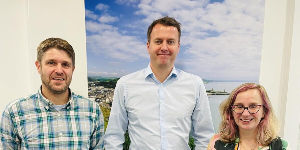 r Huw Lewis a Dr Elin Royles gyda Dirprwy Gomisiynydd y Gymraeg Owain Llywelyn (canol)
