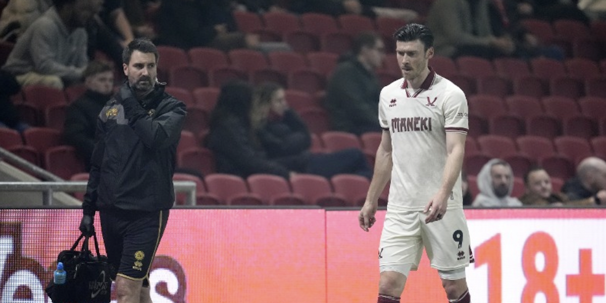 Kieffer Moore yn gadael y cae gydag anaf wrth chwarae i'w glwb Sheffield United