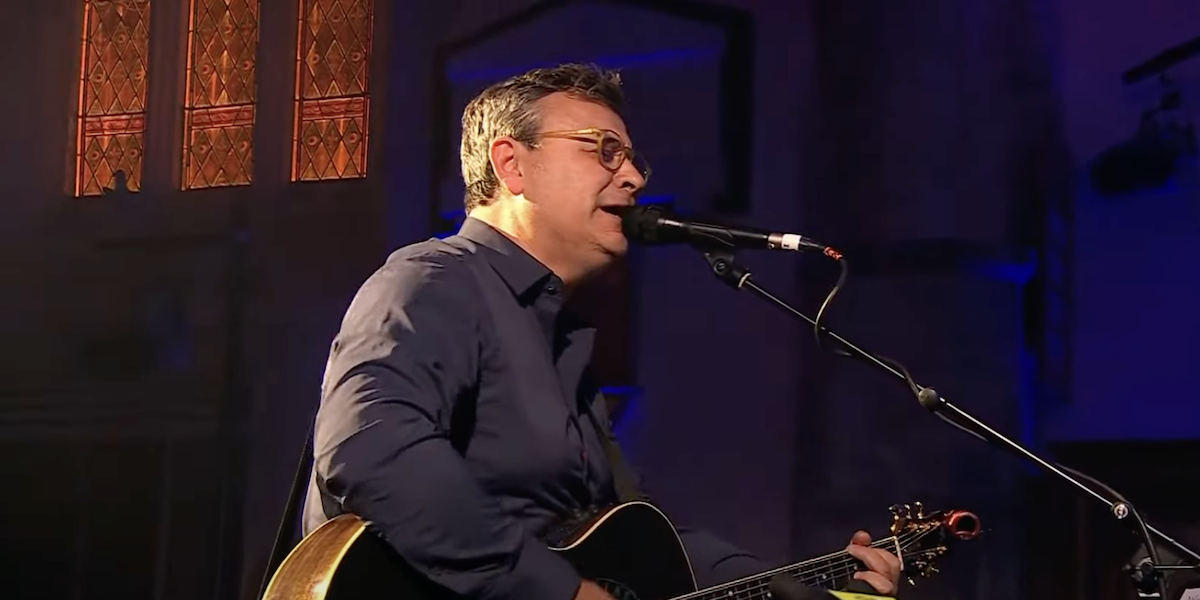 James Dean Bradfield yn canu yng Ngŵyl Lleisiau Eraill Ceredigion