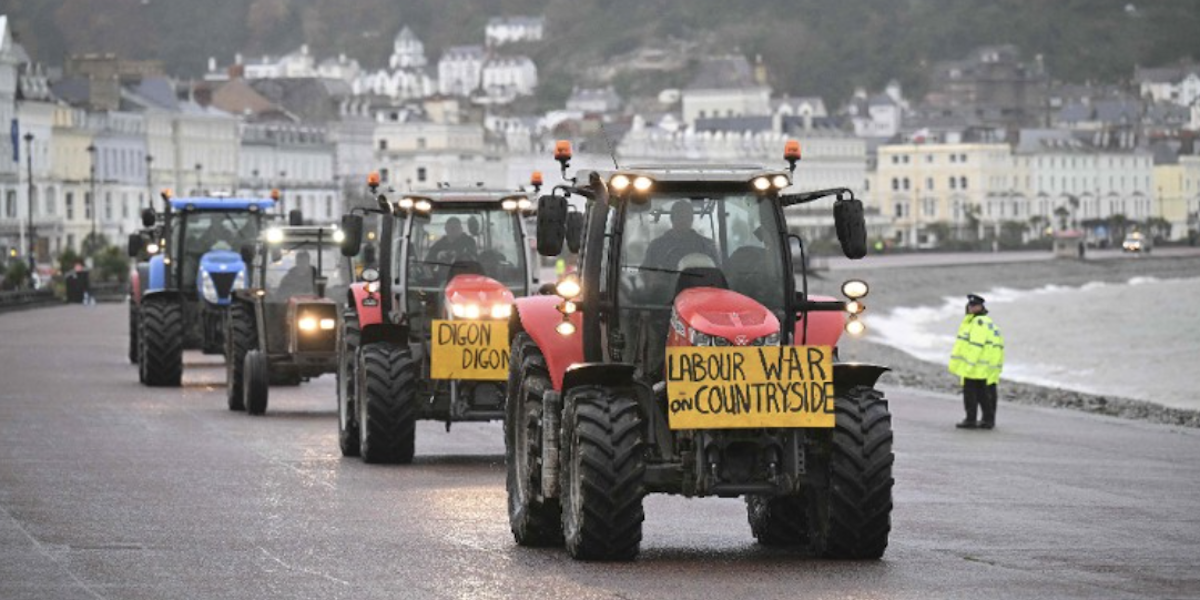 Ffermwyr yn protestio yn Llandudno