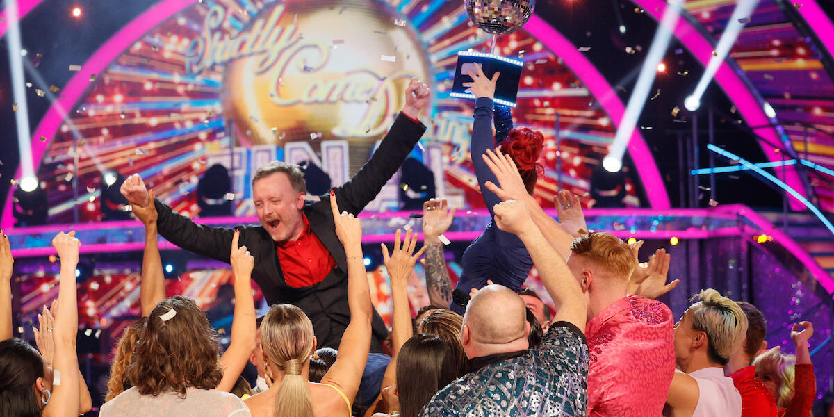 Chris McCausland yn ennill Strictly Come Dancing