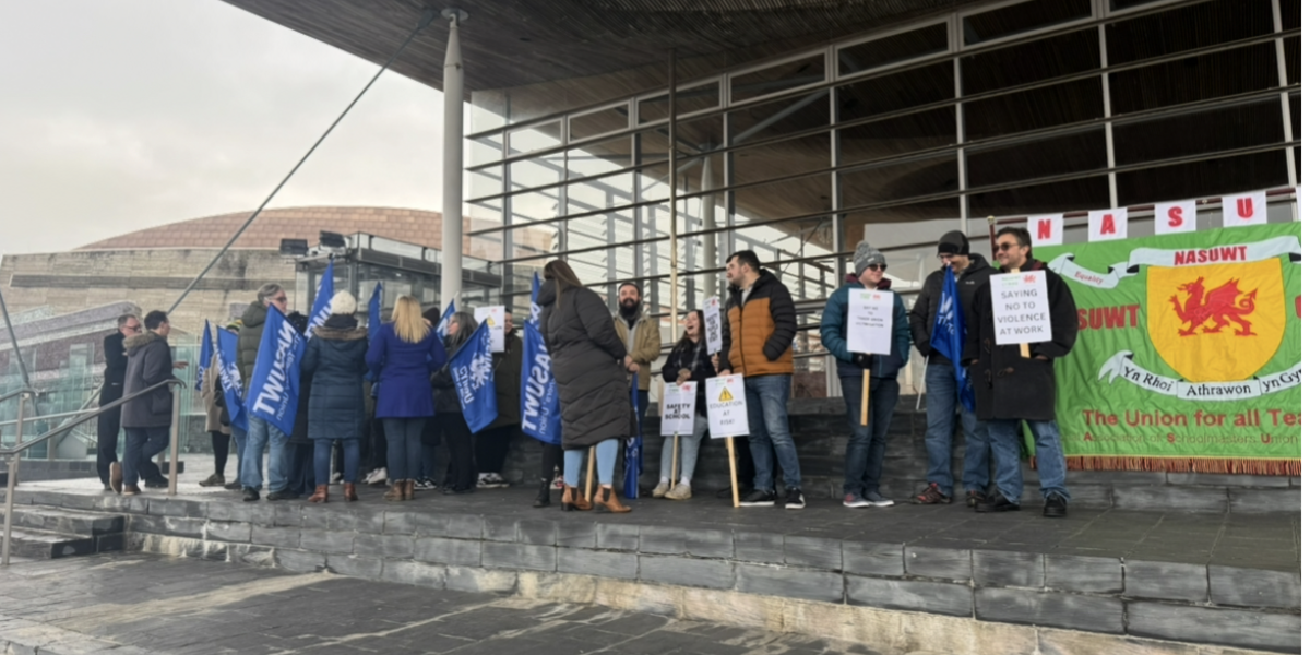 Protest athreawon tu allan i'r Senedd