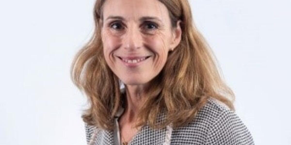 Yr Athro Isabel Oliver 