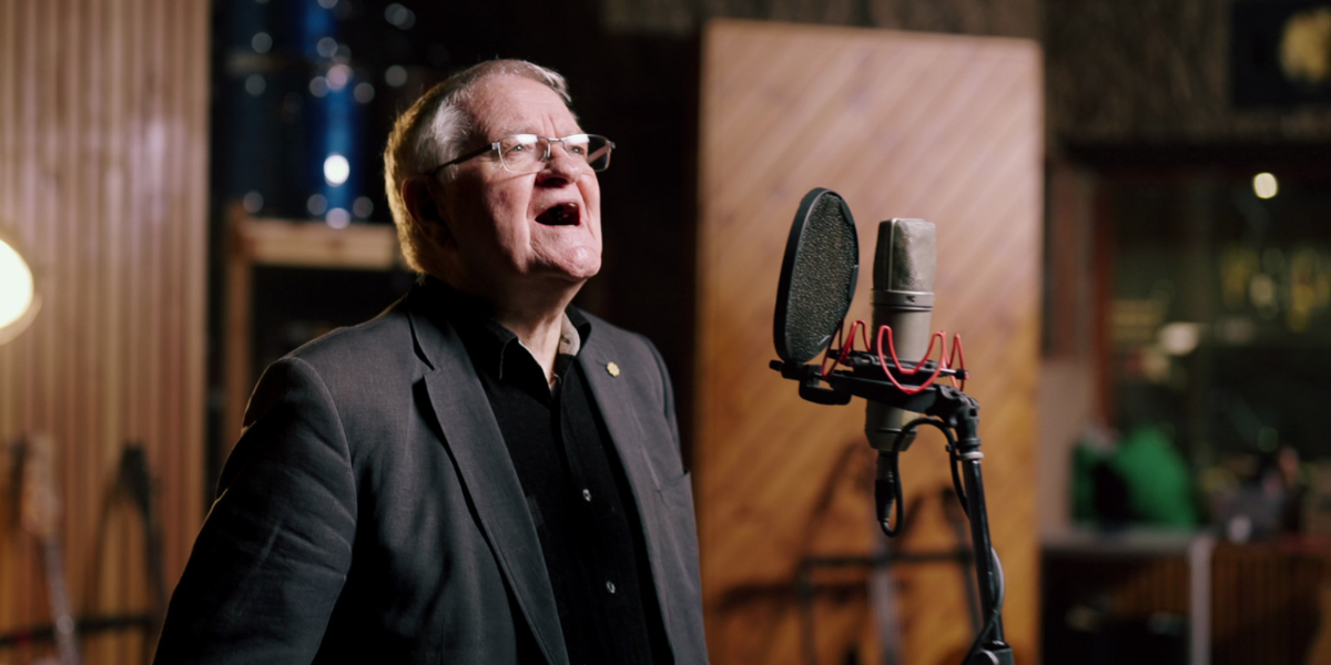 Dafydd Iwan yn perfformio Hen Wlad Fy Nhadau