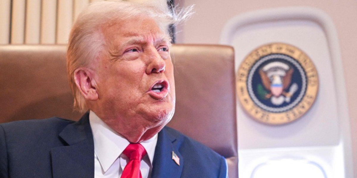Donald Trump ar ei ffordd i'r Super Bowl