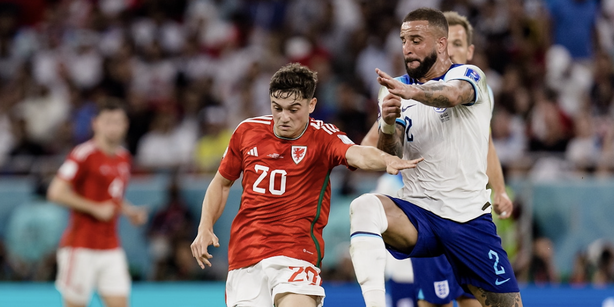 Kyle Walker yn ceisio ennill y bêl oddi ar Daniel James yng Nghwpan y Byd 2022
