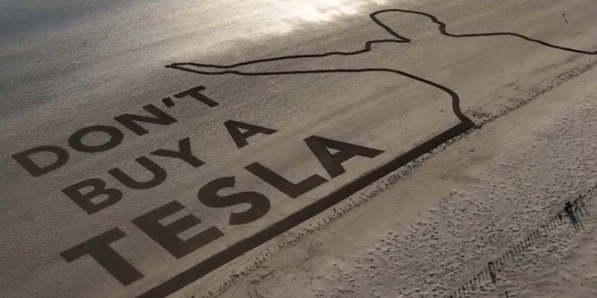 Neges yn erbyn Tesla ar draeth ym Morfa Bycha