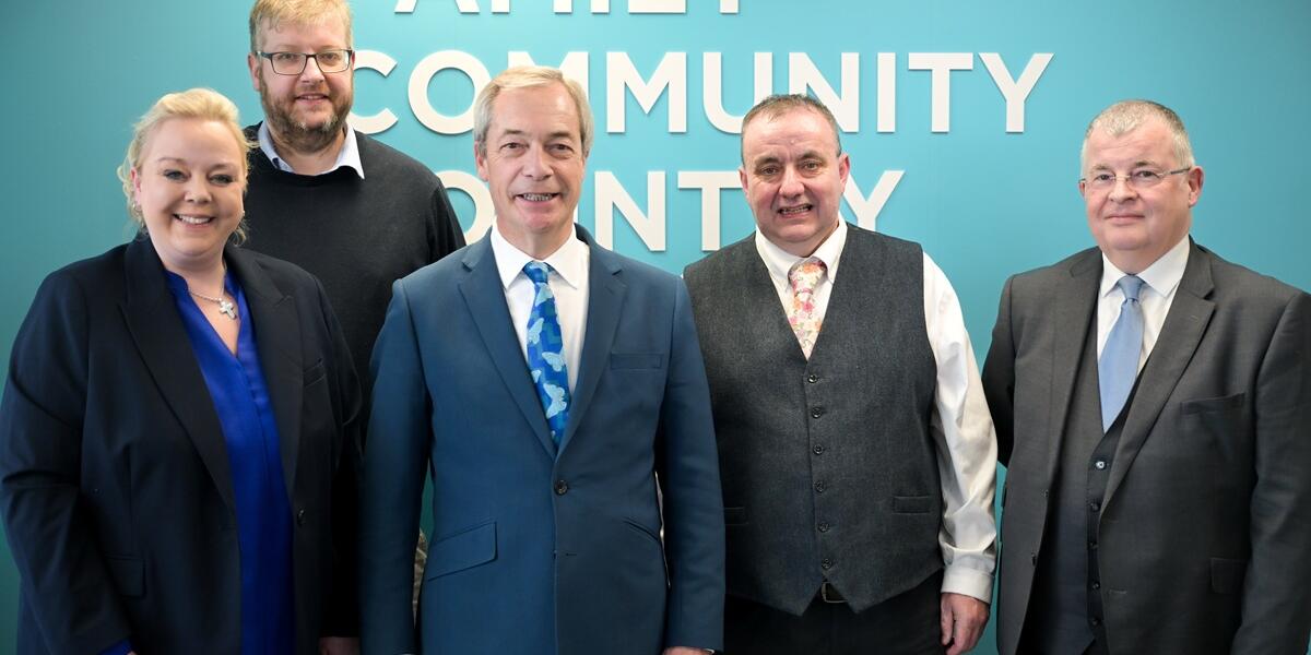 Nigel Farage a'r cynghorwyr