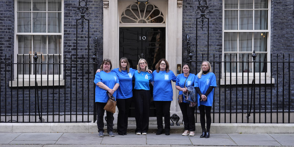 Mamau yn cyflwyno deiseb i 10 Downing Street