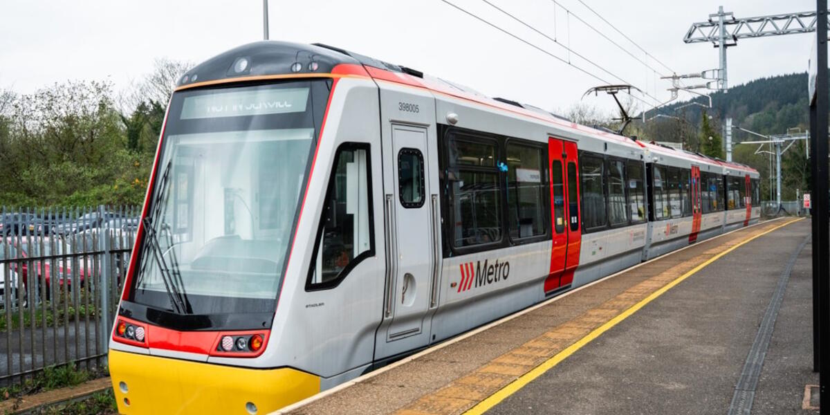 tren tram trydan