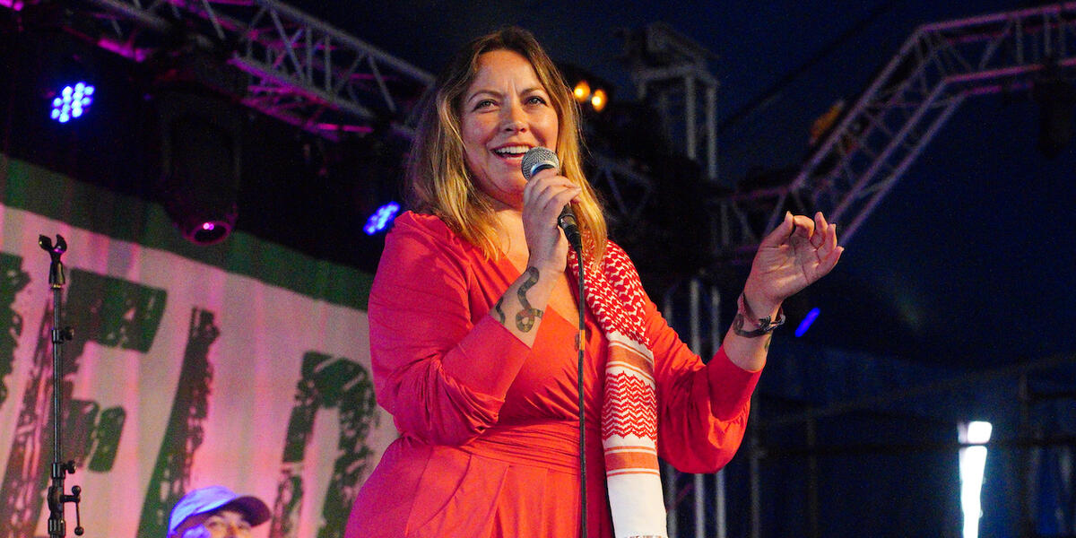 Charlotte Church yn canu