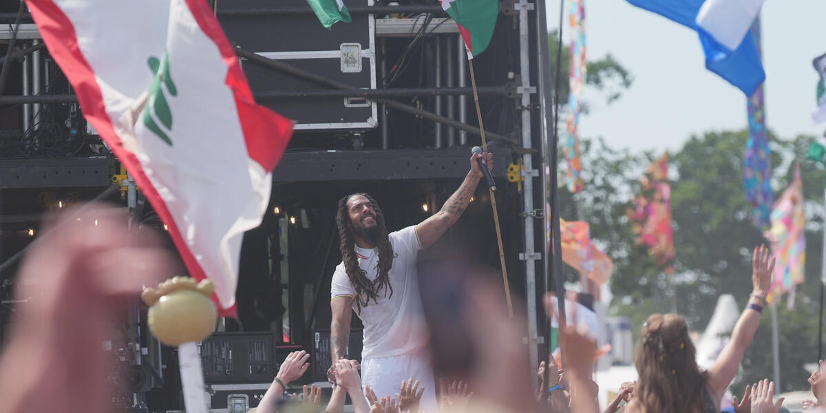 Bob Vylan yn ystod eu perfformiad yn Glastonbury 2025 